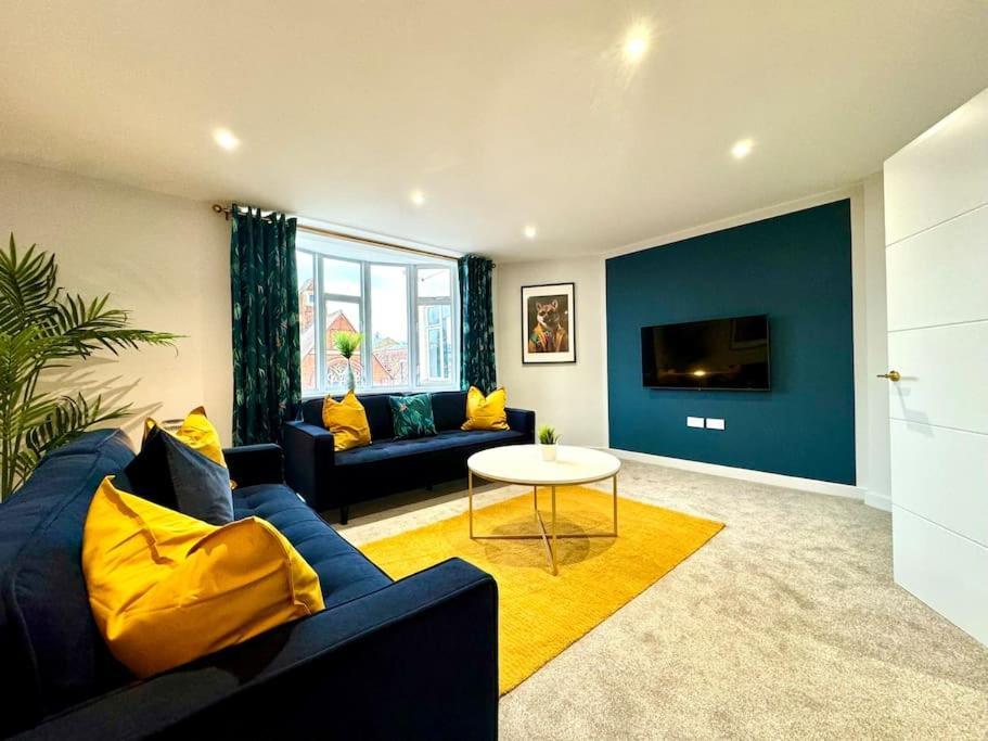 Bournemouth Getaway: 3Br Apartment Near Beach 외부 사진