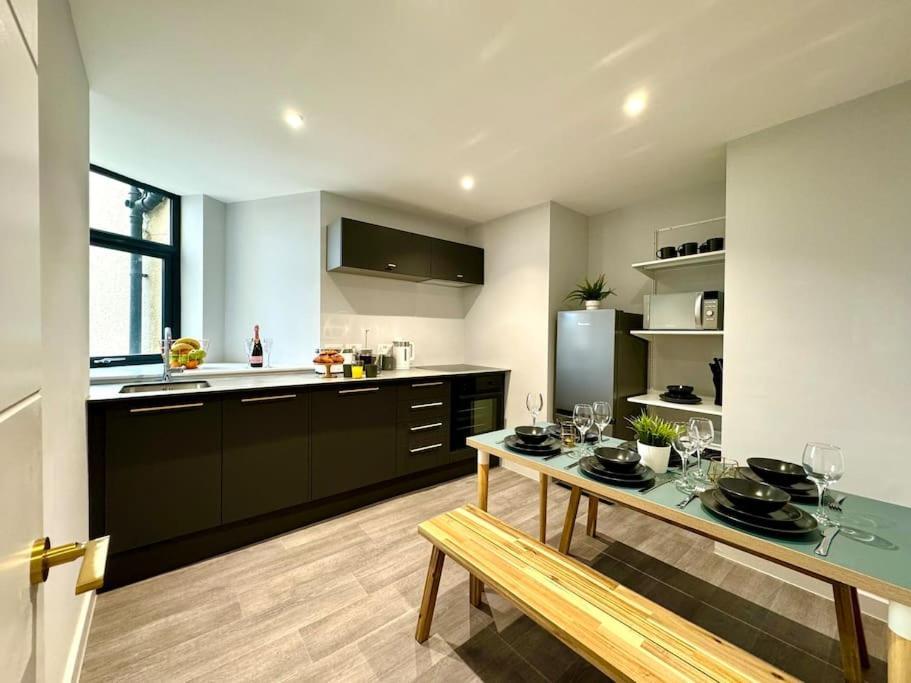 Bournemouth Getaway: 3Br Apartment Near Beach 외부 사진