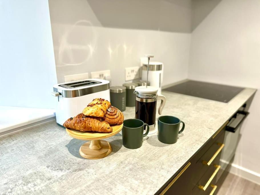 Bournemouth Getaway: 3Br Apartment Near Beach 외부 사진
