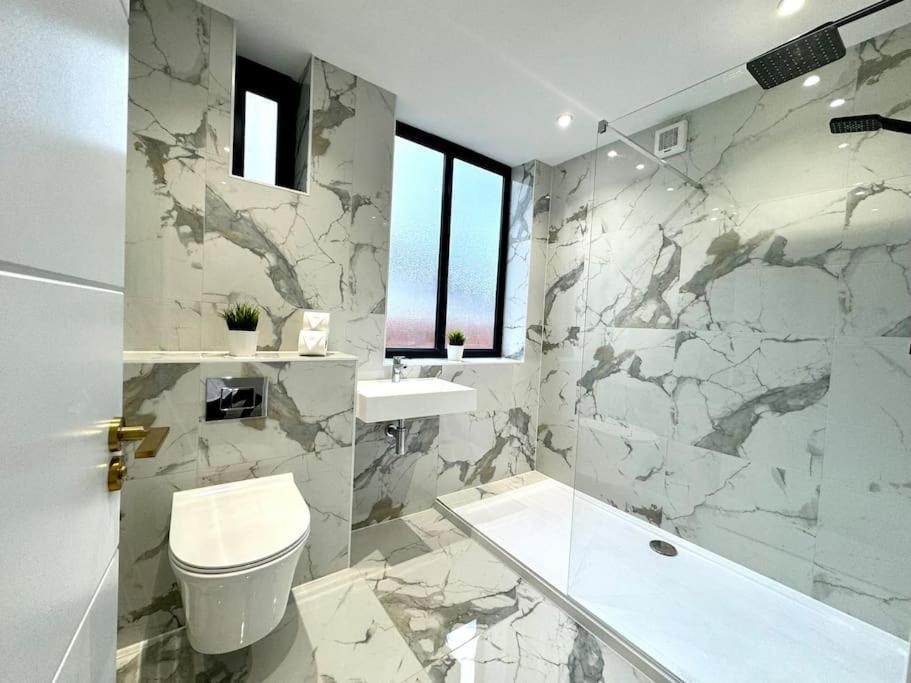 Bournemouth Getaway: 3Br Apartment Near Beach 외부 사진